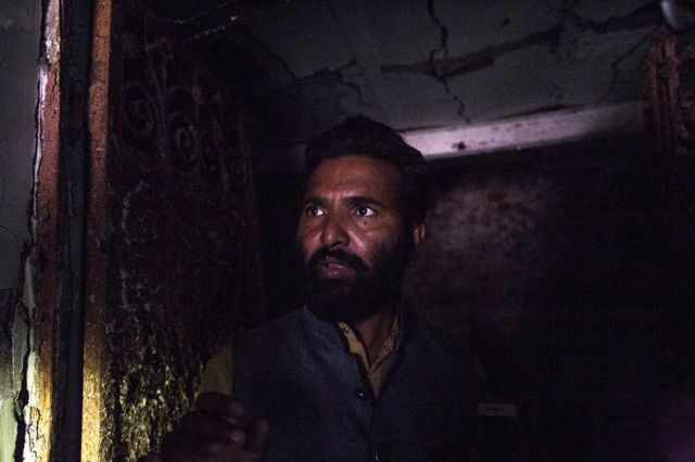 Mohammad Munazir di dalam rumahnya yang terbakar.