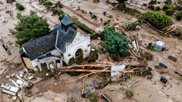 Una vista aérea tomada con un dron muestra un cementerio después de las inundaciones en Bad Neuenahr-Ahrweiler, Alemania.