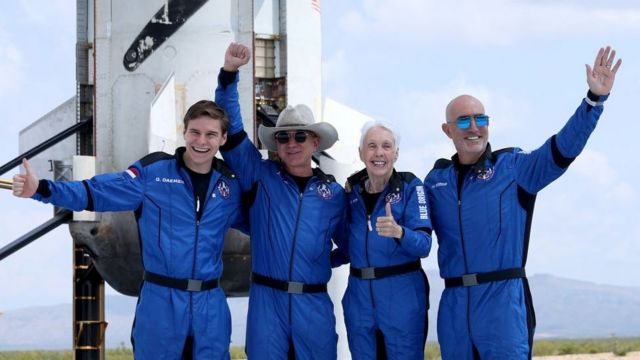 নিউ শেপার্ড রকেটের সামনে বেজোস এবং অন্যান্য নভোচারী, ২০/০৭/২০২১