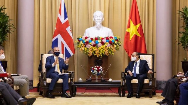 Chủ tịch nước đề nghị Anh tạo thuận lợi hơn nữa để Việt Nam tiếp cận nguồn cung vaccine