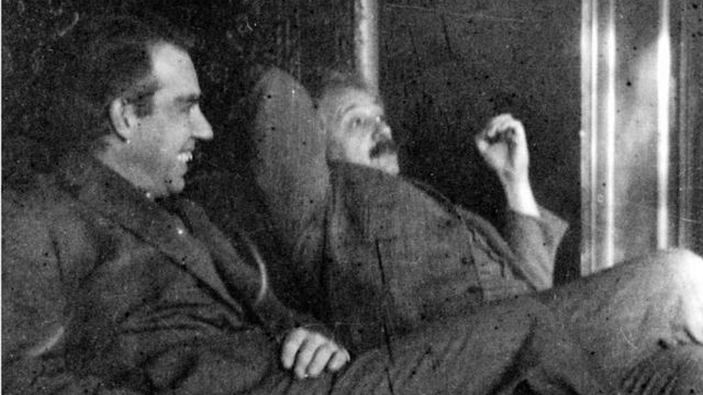 Нильс Бор (слева) и Альберт Эйнштейн. 1920 г.