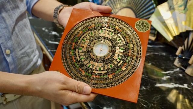 Kifaa cha kuonyesha mwelekeo cha Feng Shui hutumika kubaini mwelekeo wa jengo