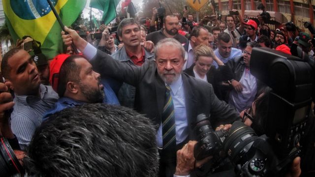 Lula em Curitiba para o primeiro depoimento a Moro, cercado de manifestantes lulistas