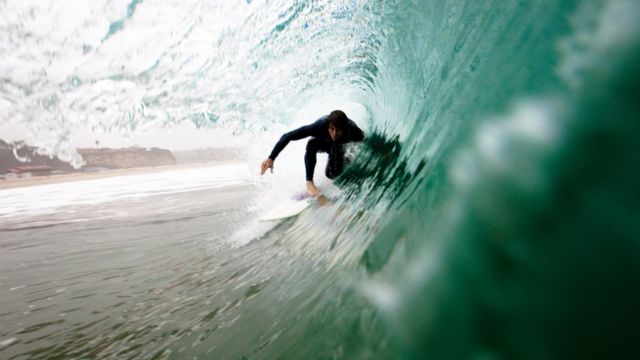 Surfista en Malibú, California
