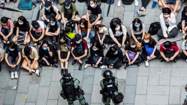 코즈웨이 만에서 경찰에 구금된 홍콩 시위대