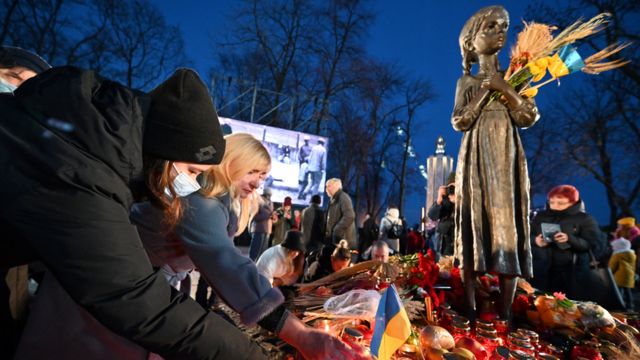 People light candles in Kyiv, Ukraine, during a commemoration ceremony at a monument to victims of the Holodomor famine of 1932-33. Photo: November 2021