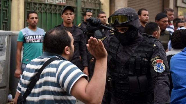 ينتقد البعض استمرار الإغلاق الكامل للحياة السياسية وتكبيل المعارضة في مصر