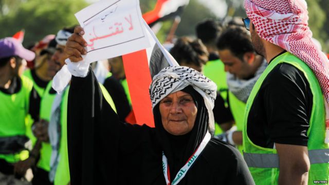 یک معترض عراقی تابلویی در دست دارد که روی آن نوشته شده بود «برادر مرا نکش»