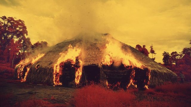 Os ianomami podem incendiar malocas quando migram, querem livrar-se de uma praga, ou quando um líder importante morre. Filme infravermelho, Catrimani, RR, 1976.