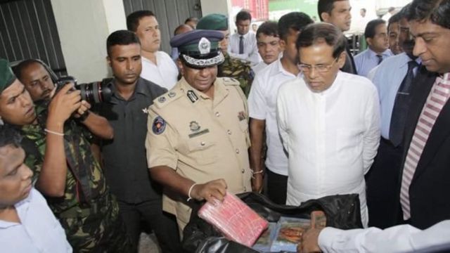 අත්අඩංගුවට පත් කොකේන් තොගයක් ජනාධිපතිවරයාගේ පරීක්ෂාවට ලක්වූ අවස්ථාවක්