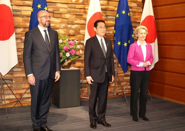 Chủ tịch Ủy ban châu Âu Ursula von der Leyen (phải), Chủ tịch Hội đồng châu Âu Charles Michel (trái) và Thủ tướng Nhật Bản Fumio Kishida (giữa)
