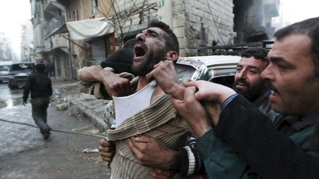 Un padre reacciona a la muerte de sus hijos en un ataque en Alepo
