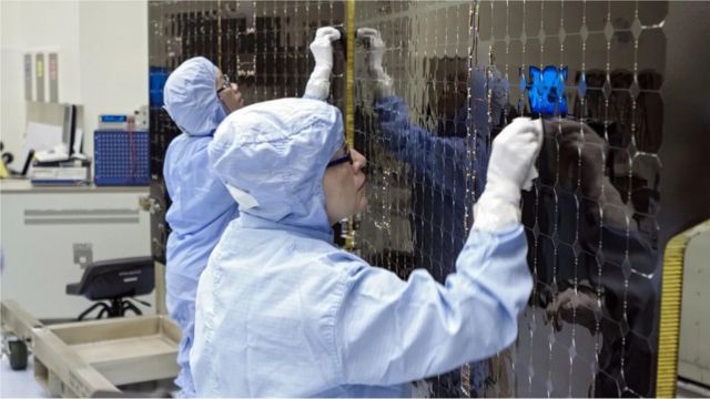 Personal de la NASA limpiando superficies