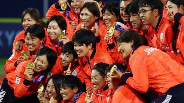 El equipo de sóftbol celebra la medalla de oro en Tokyo 2020.
