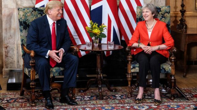 Donald Trump en visite en Grande Bretagne. Le président américain a vanté les relations spéciales entre les deux pays et dit soutenir les décisions du gouvernement britannique sur le Brexit. Entre temps, plusieurs manifestations pro et anti-Trump ont lieu à Londres.