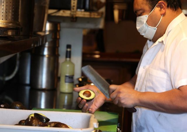 Jorge Granada faz guacamole no restaurante mexicano Tommy's em San Francisco, Califórnia, em 9 de fevereiro de 2022
