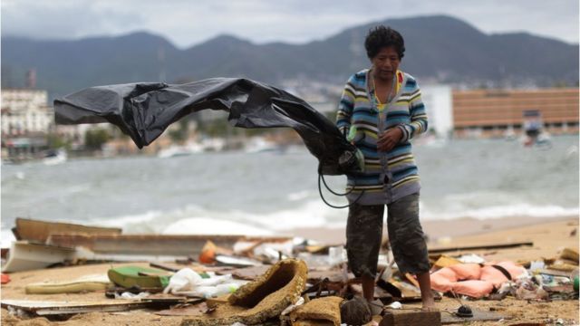 Una mujer entre escombros tras el paso de la tormenta Carlos