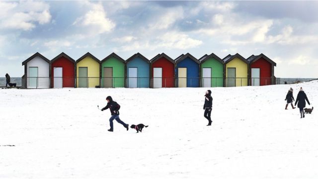 2月，诺森伯兰郡（Northumberland） 的布莱斯海滩（Blyth Beach），大雪过后人们来遛狗。