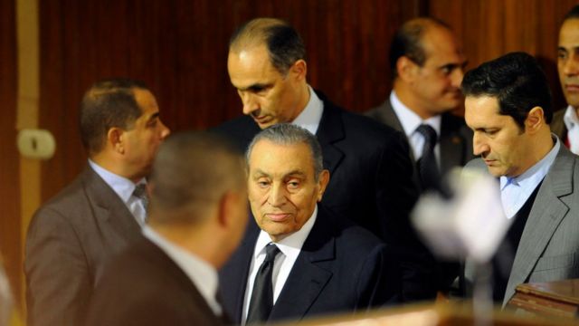 حسني مبارك في الوسط، مع ابنيه علاء (على اليمين) وجمال (على اليسار)