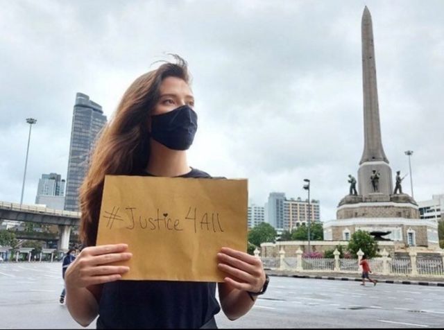 Trên Instagram của mình, Hoa hậu hoàn vũ Thái Lan 2017 - Maria Lyn Ehren đã đăng hình ảnh cô ở tại Victory Monument cầm bảng ủng hộ người biểu tình.