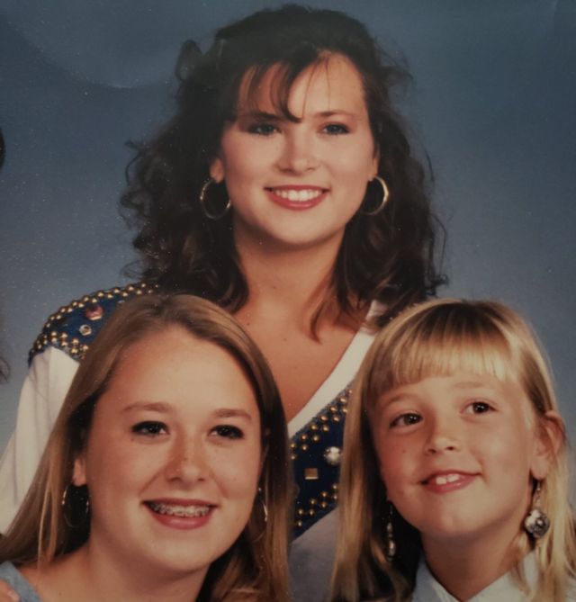 Amy Carlson con sus dos hermanas más pequeñas, Tara Flores (izqda.) y Chelsea Renninger.