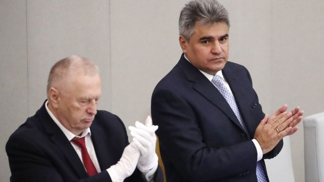 Кремлевский старый клоун в белых перчатках Кремлевский старый клоун в белых перчатках
