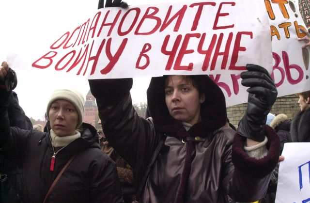 25 октября родственники заложников вышли на митинг с требованием остановить войну в Чечне к Собору Василия Блаженного.