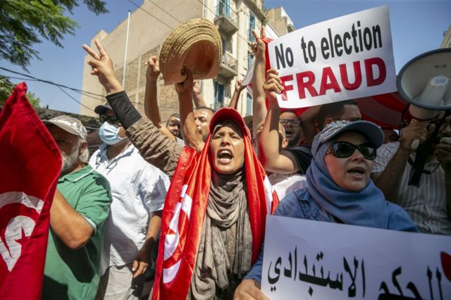 متظاهرون في شارع الحبيب بورقيبة وسط العاصمة التونسية ضد المشاركة في الاستفتاء