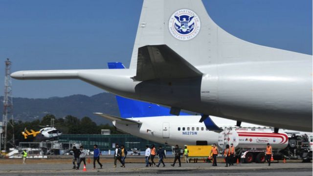 Avión estadounidense con deportados llega a Guatemala.