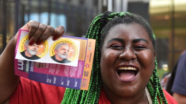 Lula supporter shows the ballot with the photo of her candidate in the second round of elections in Brazil