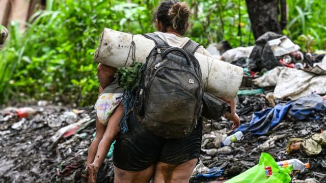 Mujer con bebé en el Darién
