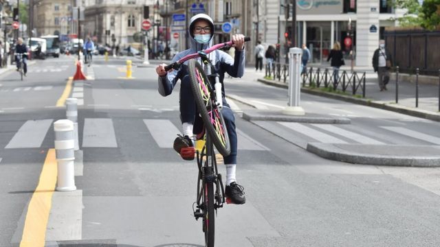 Новые велосипедные дорожки на улице Риволи, 12 мая 2020 года