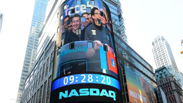 Mark Zuckerberg en la pantalla de Nasdaq.