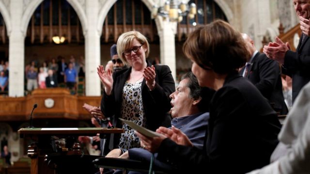 歌詞変更が可決され、カナダ下院はカナダ自由党のモーリル・ベランジェ議員(中央)をスタンディングオベーションで称えた(15日)