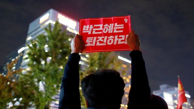 朴大統領への辞任要求は党派を問わず高まっている。写真は31日、ソウルで