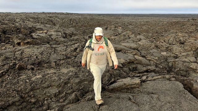 Washington Tapia caminando en los terrenos volcánicos de la Isla Fernandina
