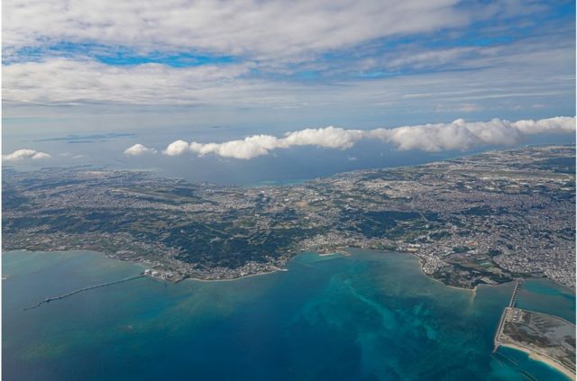 从冲绳岛中部的鸟瞰图中，可以看到日本冲绳的普天间美国空军基地（左）和嘉手纳空军基地（2021年12 月12日资料照片）。(photo:BBC)