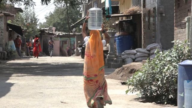 पिण्याच्या पाण्यासाठी आता जारचं पाणी वापरण्याचा पर्याय नागरिकांनीच शोधला आहे