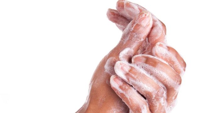 Mãos sendo lavadas