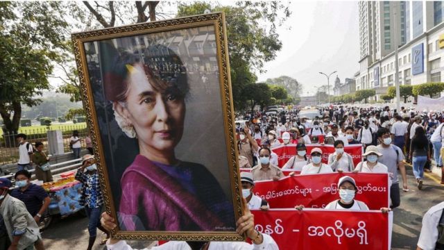 Protesters hold up picture of San Suu Kyi