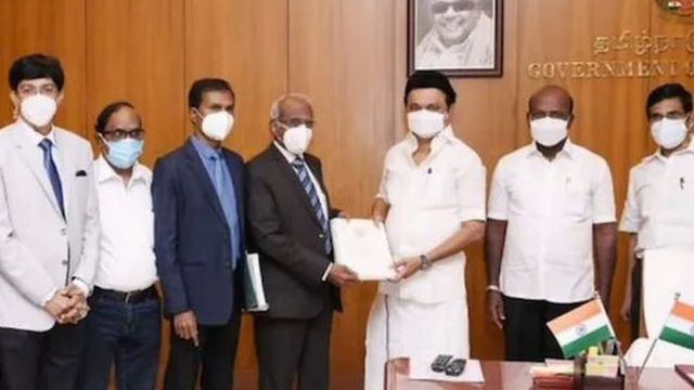 முதல்வர் ஸ்டாலினிடம் அறிக்கையை அளித்த நீதிபதி ஏ.கே. ராஜன் மற்றும் குழுவினர்.