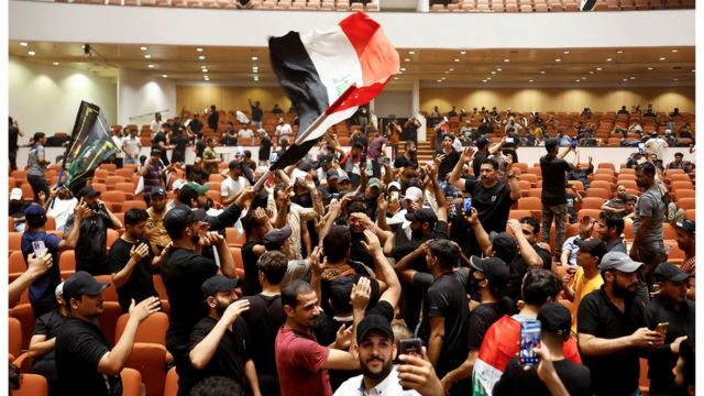 متظاهرون يقتحمون البرلمان العراقي