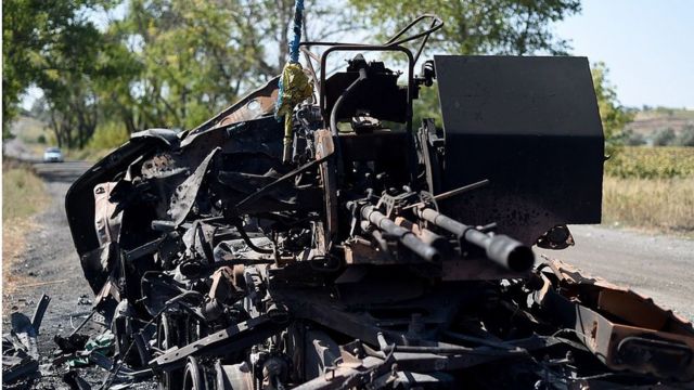Уламки озброєння на дорозі з Іловайська, 3 вересня 2014 року.