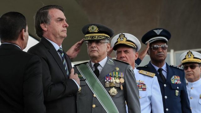 Militares prestam continência a Bolsonaro