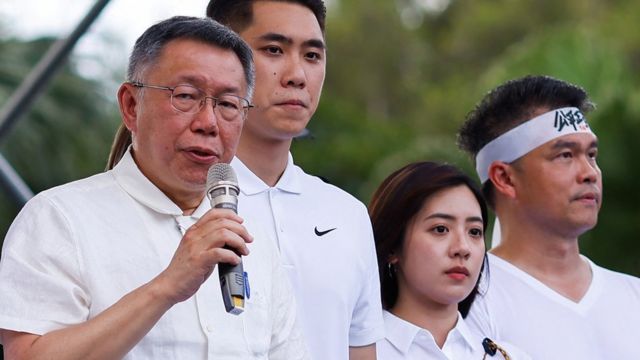 台湾民众党主席兼总统参选人柯文哲（右）在台北一场集会上发言（16/7/2023）