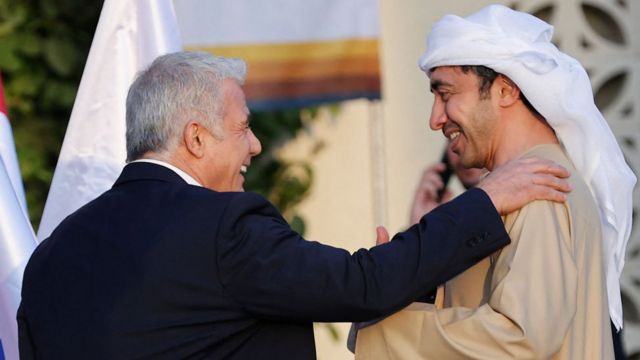 وزير خارجية الإمارات عبد بن زايد (يمين) ونظيره الإسرائيلي يائير لابيد
