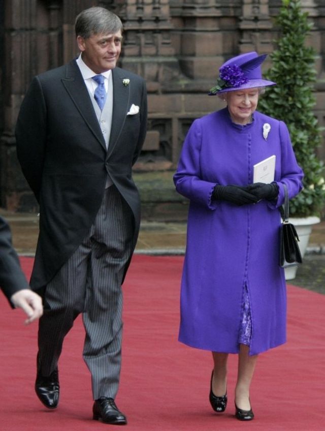2004年に娘の結婚式に出席したウェストミンスター公爵とエリザベス女王