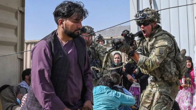 جندي أمريكي وأفغاني.