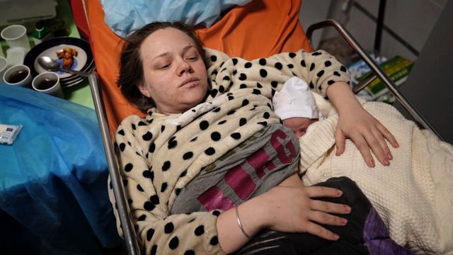 Marianna Vishegirskaya em uma cama de hospital após dar à luz sua filha Veronika, em Mariupol
