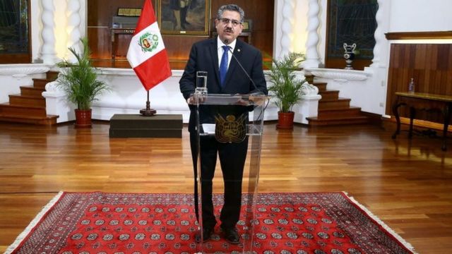 Merino faz pronunciamento em sala com decoração requintada, com tapete e móveis clássicos